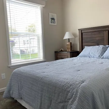 Resort Cottage Near Parks At Great Price!